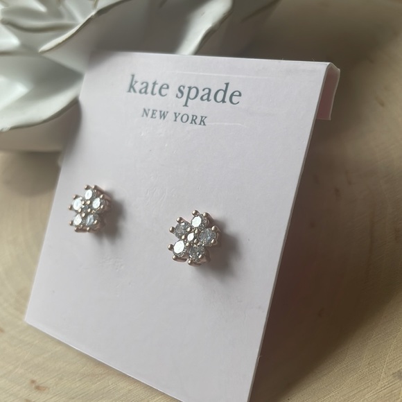 NWT KATE SPADE DELICATE FLOWER EARRINGS! - Picture 2 of 4